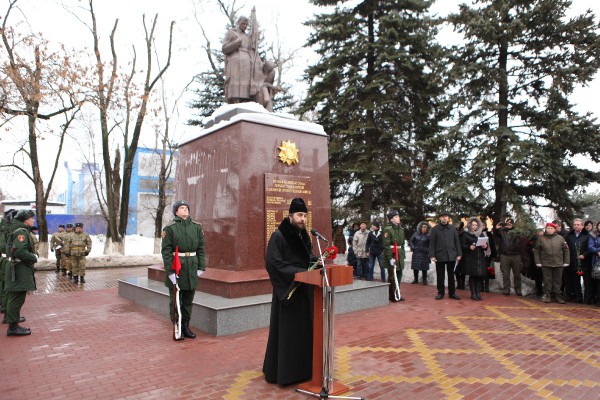 Благочинный приходов Нижнедонского округа принял участие в митинге, посвященном 77-й годовщине освобождения Октябрьского района