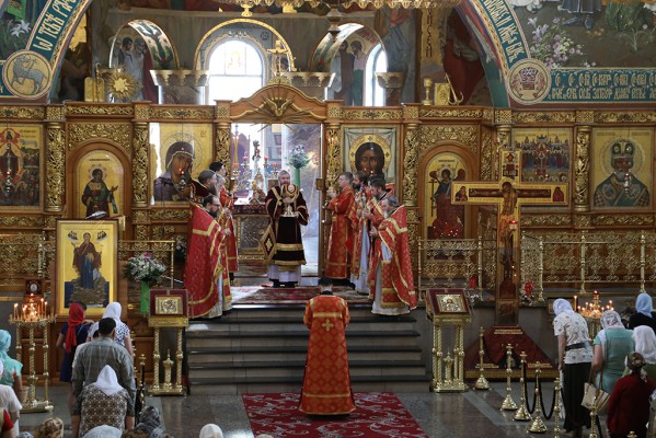 В день 100-летия мученической кончины святых Царственных страстотерпцев в кафедральном соборе Шахтинской епархии состоялось соборное богослужение