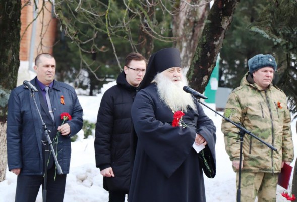 Иеромонах Николай (Наметышев) посетил митинг в день освобождения п. Персиановский от немецко-фашистской Германии