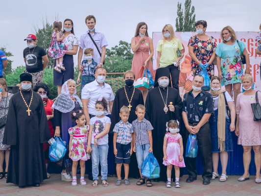 В день памяти покровителей православного брака - святых благоверных Петра и Февронии Муромских, на соборной площади г.Шахты прошла акция "Ромашка - символ семьи"