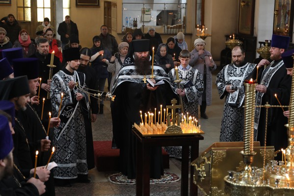 Благочинный приходов Нижнедонского округа принял участие в совместной молитве по погибшим при пожаре в кемеровском торгово-развлекательном центре «Зимняя вишня»