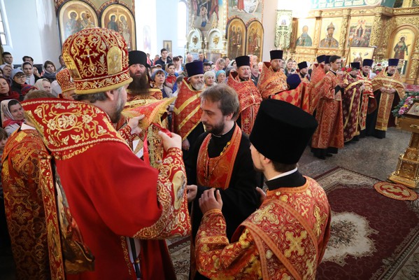 К празднику Светлого Христова Воскресения благочинный приходов Нижнедонского округа удостоен иерархической церковной награды, правом ношения палицы