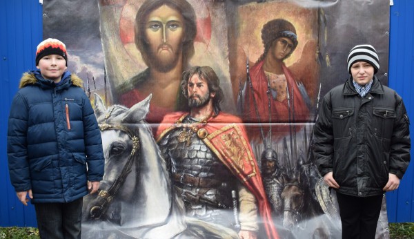 Ко дню памяти  князя Александра Невского,  на территории храма Архистратига Михаила п. Каменоломни была организована фото зона и прошла патриотическая акция