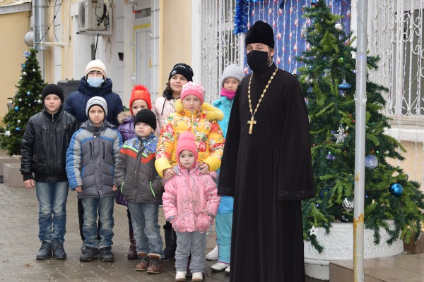 Благочинный приходов Нижнедонского округа поздравил детей социального приюта «Огонек» с великим праздником Рождества Христова