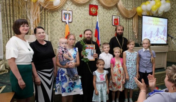В районном Дворце Культуры п.Каменоломни, поздравили семьи-юбиляров с Днём семьи,любви и верности