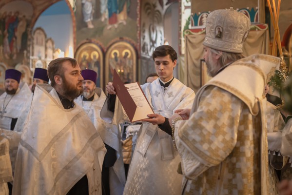Настоятель храма великомученика Георгия Победаносца п.Новозарянский к празднику Рождества Христова награжден правом ношения наперсного креста