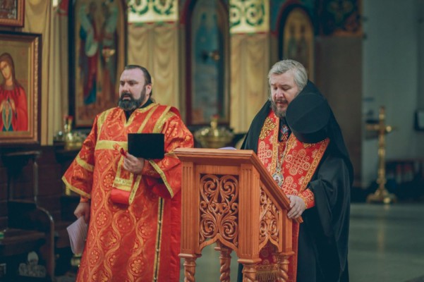 Преосвященнейший епископ Симон совершил благодарственный молебен за дарование Победы и литию по погибшим в Великой Отечественной войне