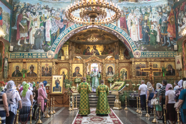 В День Святой Троицы, Пятидесятницы Преосвященнейший епископ Симон совершил Божественную литургию в Покровском кафедральном соборе г. Шахты