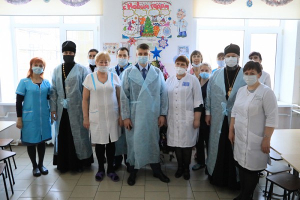 С наступающими Новым годом и Рождеством Христовым Преосвященнейший епископ Симон вместе с главой Администрации г. Шахты А.В. Ковалевым поздравил детей, находящихся на лечении в шахтинской больнице
