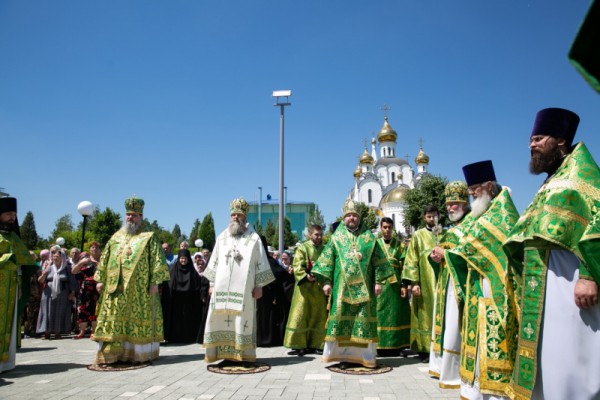 В День Святого Духа Преосвященнейший епископ Симон сослужил архиереям Донской митрополии в Троицком храме Свято-Иверского женского монастыря г. Ростова-на-Дону