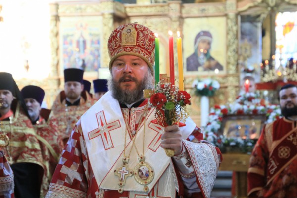 Пасхальной вечерней продолжилось торжество Светлого Христова Воскресенья в Покровском кафедральном соборе г. Шахты
