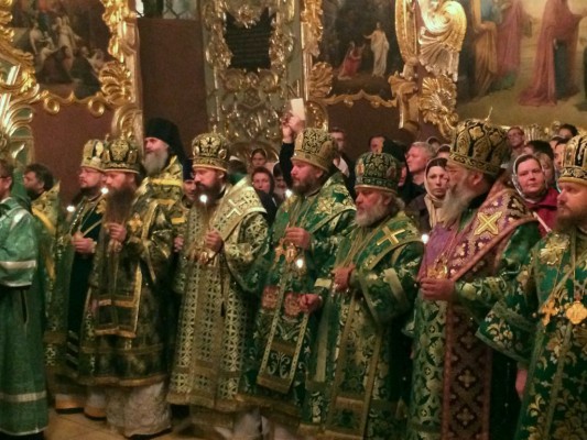 Епископ Шахтинский и Миллеровский Симон накануне дня преставления преподобного Сергия Радонежского с сонмом архиереев совершил всенощное бдение в Троице-Сергиевой Лавре