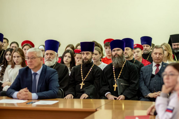 Духовенство Шахтинской епархии приняло участие в Пленарном заседании XXIX Димитриевских образовательных чтений «80-летие Великой Победы: память и духовный опыт поколений»