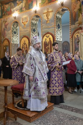 В Четверг Страстной седмицы Преосвященнейший епископ Симон совершил Божественную литургию и Чин умовения ног в Покровском кафедральном соборе города Шахты