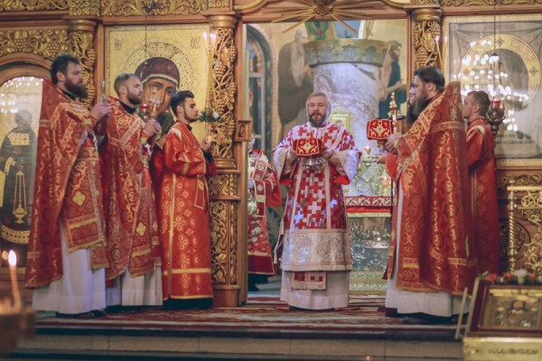 Христос Воскресе! В Покровском кафедральном соборе города Шахты встретили Светлое Христово Воскресение
