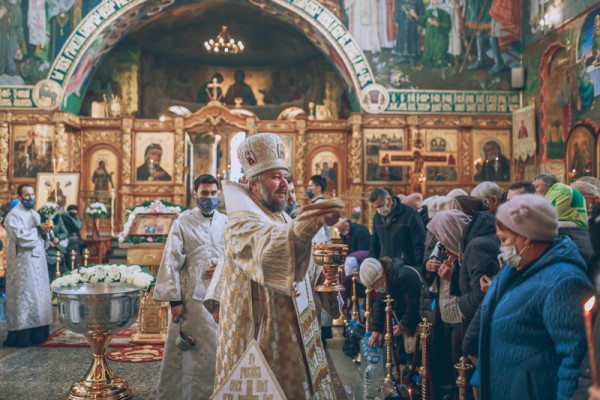 В праздник Крещения Господня Преосвященнейший епископ Симон совершил Литургию, чин Великого освящения воды и диаконскую хиротонию в Покровском кафедральном соборе г. Шахты