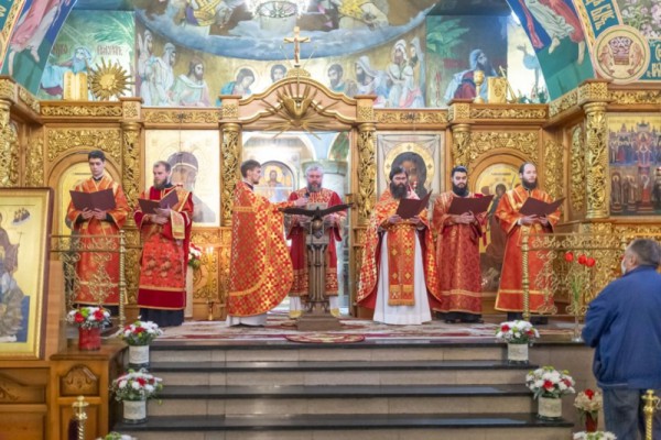 Праздничное Пасхальное богослужение совершил епископ Шахтинский и Миллеровский Симон в Покровском кафедральном соборе г. Шахты