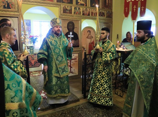 В престольный праздник Преосвященнейший епископ Симон совершил Божественную литургию в храме святой блаженной Ксении Петербургской г. Шахты