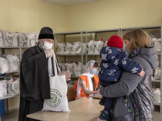 Епископ Шахтинский и Миллеровский Симон принял участие в раздаче помощи нуждающимся на епархиальном гуманитарном складе в рамках благотворительного марафона «Корзина доброты»