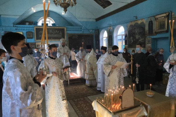 На девятый день после кончины протоиерея Валерия Татаркина Преосвященнейший епископ Симон совершил заупокойную Божественную литургию в храме святителя Николая г. Шахты