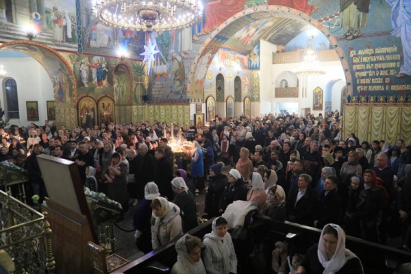 Рождественская ночь собрала шахтинцев на праздничное богослужение в соборе Покрова Пресвятой Богородицы