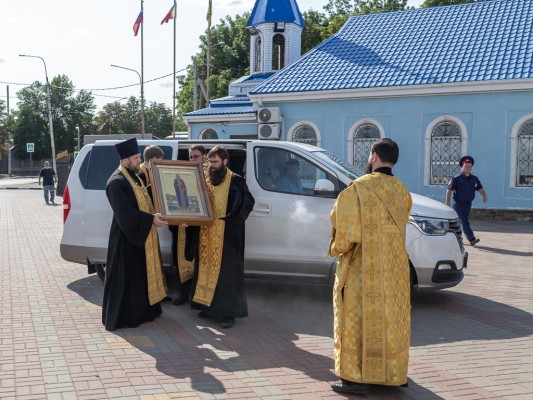 После 270 км пути водного крестного хода святыни прибыли в Покровский кафедральный собор города Шахты, где будут открыты для поклонения верующих до 27 июля