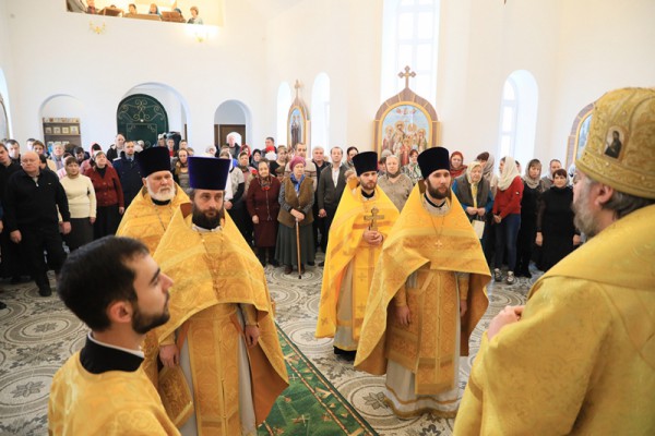 В новопостроенном храме в честь святого благоверного князя Александра Невского г. Шахты совершена первая Божественная литургия архиерейским чином