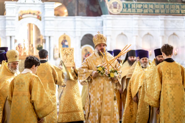 Преосвященнейший епископ Симон в день своего рождения возглавил Божественную литургию в Покровском кафедральном соборе города Шахты