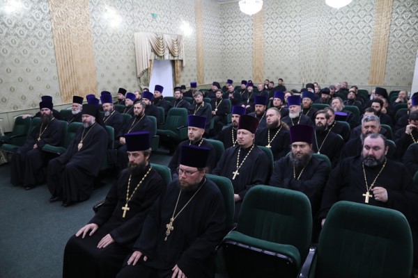 Сотрудник ОВЦС диакон Фёдор Шульга выступил перед духовенством Шахтинской епархии