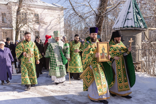 Праздничную Литургию по случаю престольного дня храма святой Ксении Петербургской города Шахты возглавил Преосвященнейший епископ Симон