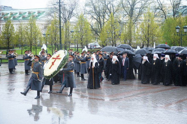 Патриарх Московский и всея Руси Кирилл возложил венок к могиле Неизвестного солдата у Кремлевской стены