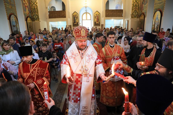 В день празднования Светлой Пасхи в Покровский кафедральный собор г. Шахты доставлен Благодатный огонь из Иерусалима