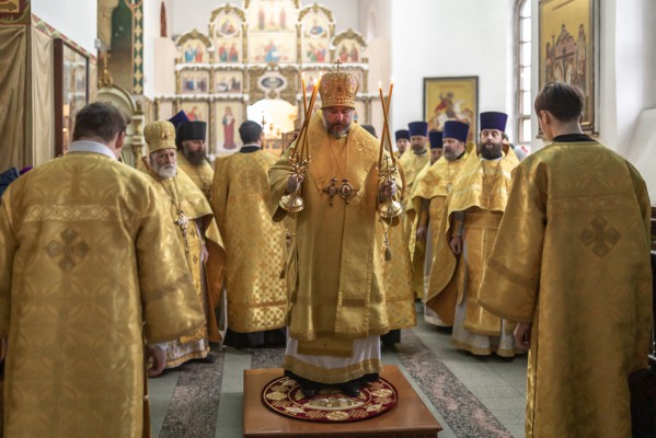 В день рождения Святейшего Патриарха Московского и всея Руси Кирилла епископ Симон совершил Литургию в Покровском кафедральном соборе города Шахты
