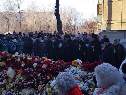 На 9-й день трагедии в Магнитогорске глава Челябинской митрополии совершил панихиду по погибшим