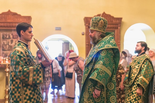 Праздничную Литургию по случаю престольного дня храма святой Ксении Петербургской г. Шахты возглавил Преосвященнейший Симон, епископ Шахтинский и Миллеровский