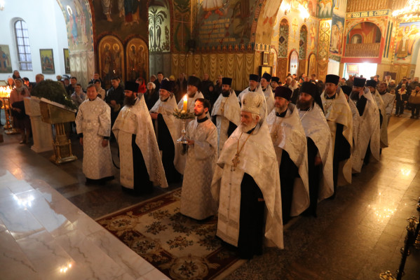 Великая Рождественская вечерня продолжила светлый праздник в Покровском кафедральном соборе города Шахты